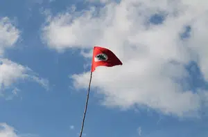 Bandeira tremulando em acampamento Sem Terra(Wellington Lenon)