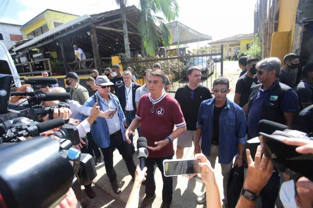 Bolsonaro conversa com apoiadores na manhã deste sábado (22/1)