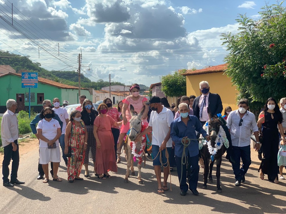 Helena e Seu Né vão à igreja em jumentos. Casal celebra 50 anos de união