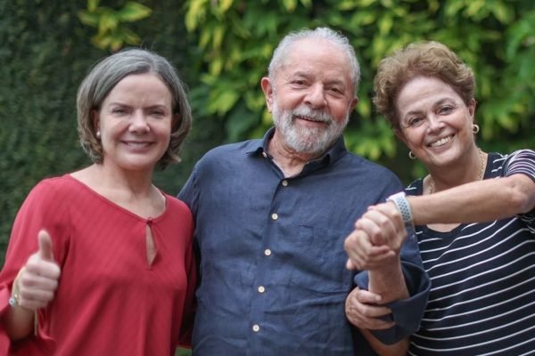Dilma não será candidata, mas atuará na campanha de Lula, diz Gleisi