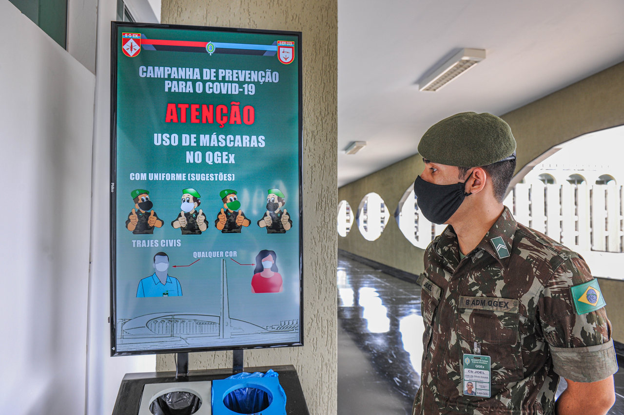 Militares devem se vacinar, usar máscara e não divulgar fake news, determina Exército