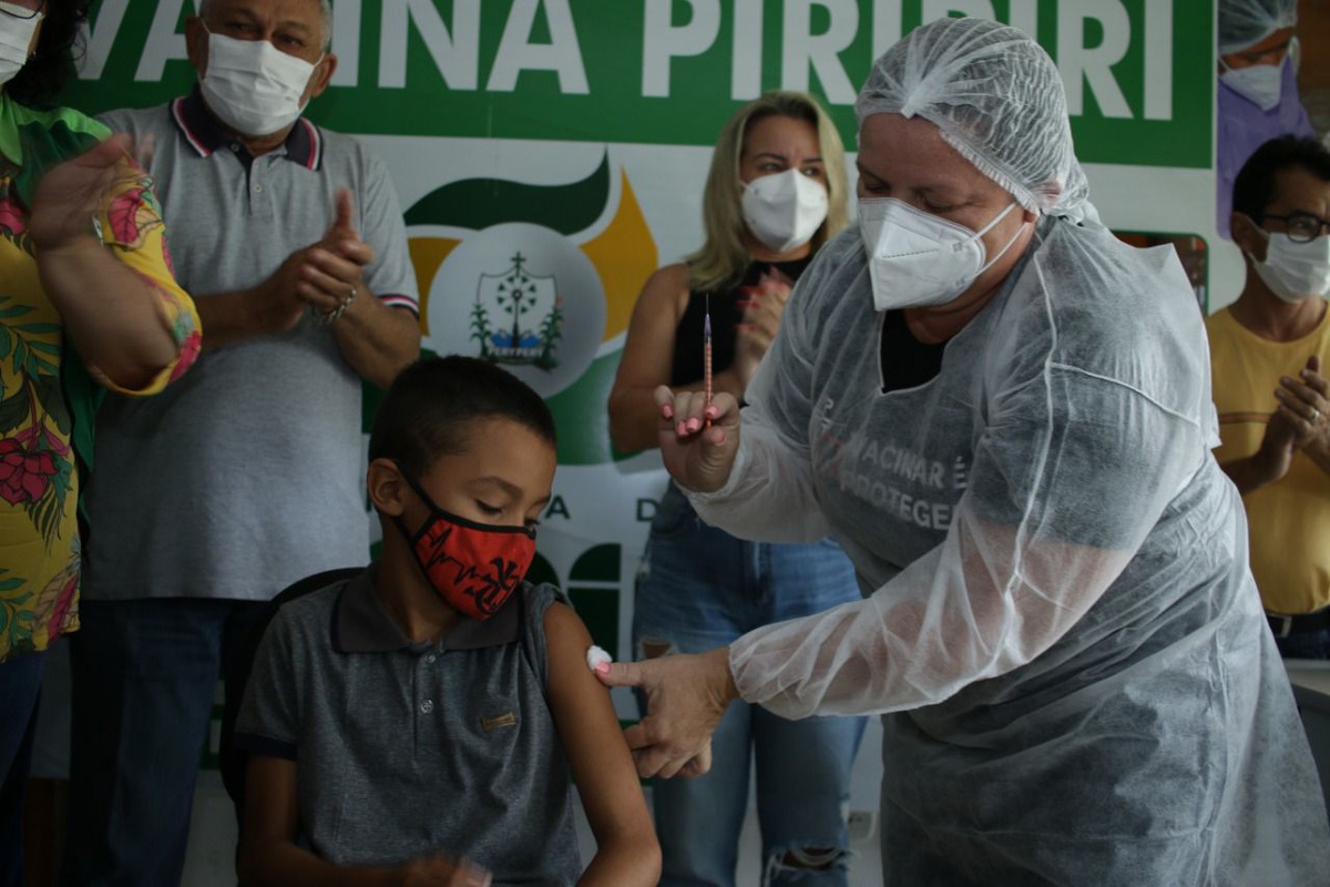 Menino indígena foi a primeira criança a ser vacinada no Piauí