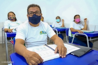 O porteiro Carlos Roberto, de 53 anos, vê na educação a abertura de novas possibilidade profissionais
