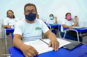 O porteiro Carlos Roberto, de 53 anos, vê na educação a abertura de novas possibilidade profissionais(Seduc)