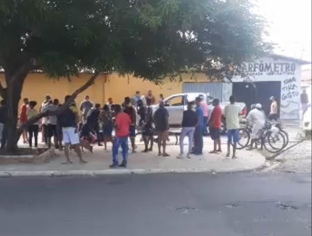 Populares a redor da vítima no bairro Mocambinho
