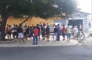 Populares a redor da vítima no bairro Mocambinho(Redes sociais)