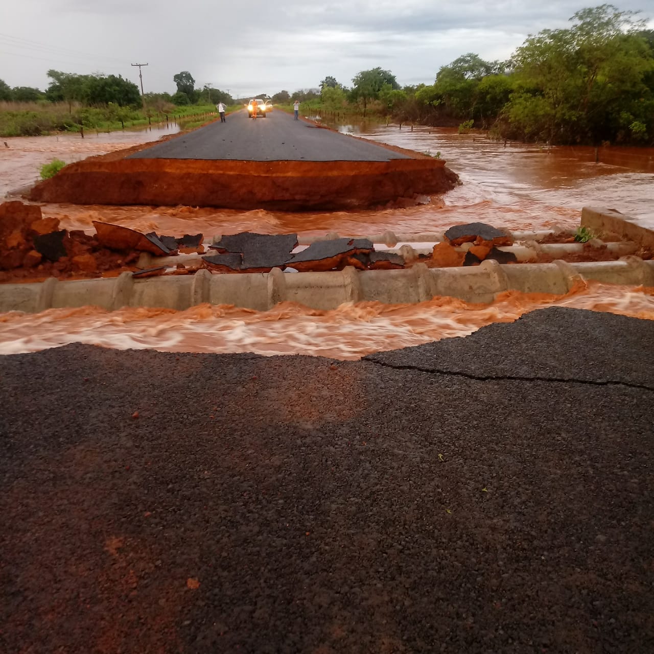 Forte chuva rompe rodovia em dois trechos no Sul do Piauí