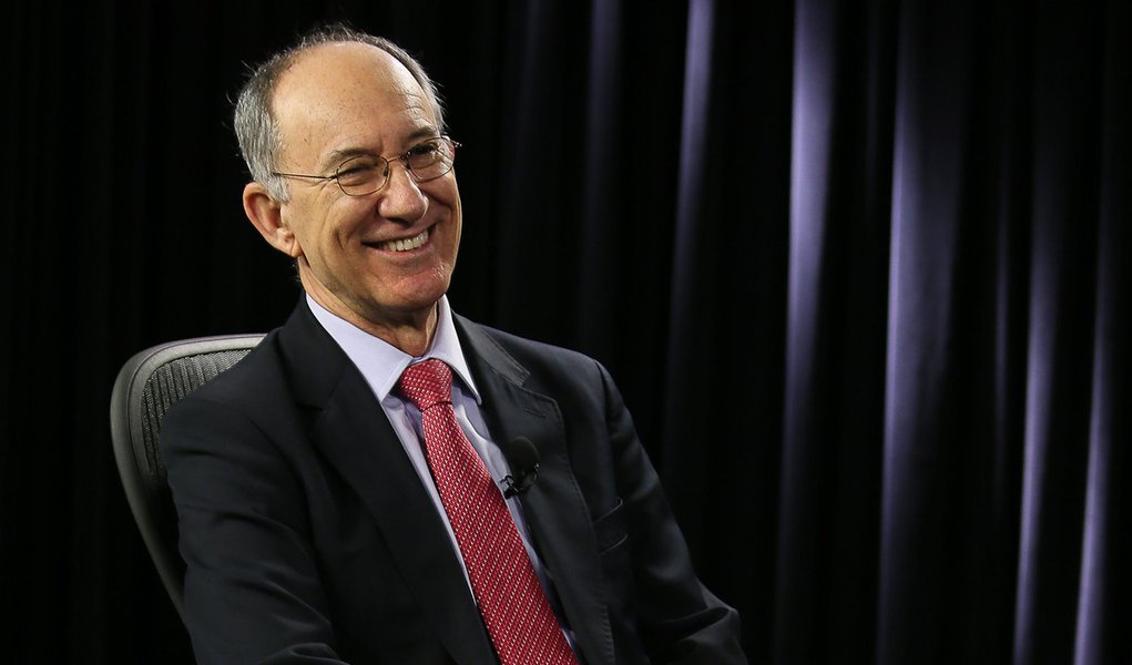 Lula não precisa de muleta, e Alckmin é contradição a tudo o que PT fez, diz Rui Falcão
