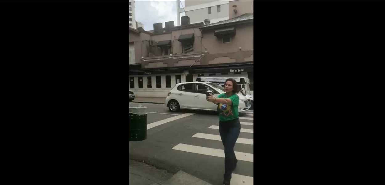 Vídeo: Véspera da eleição, Carla Zambelli saca arma e aponta para militante de Lula na rua