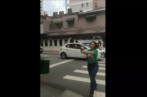 Carla Zambelli saca arma e aponta para militante de Lula na rua(Reprodução)