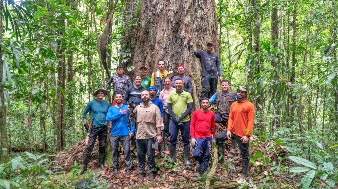 Equipe formada por pesquisadores e pessoas da comunidade local, conhecedores da floresta