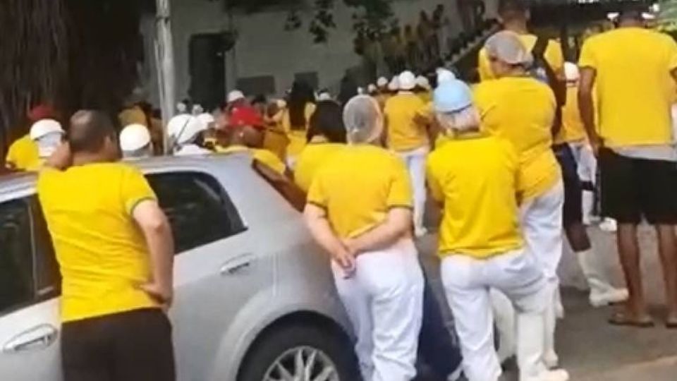 Frigorífico de MG obriga funcionários a vestirem camiseta de Bolsonaro