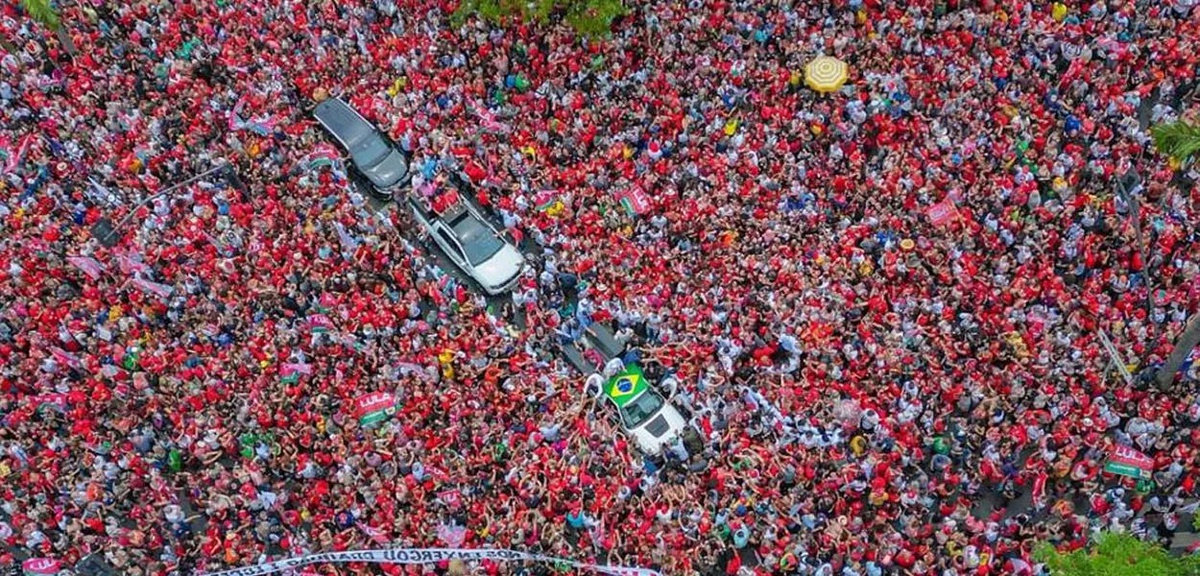 Lula arrasta multidão em Belo Horizonte