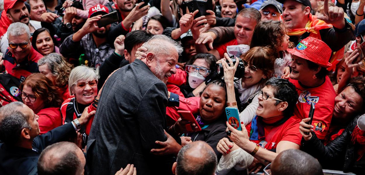 Lula cumprimenta apoiadores em Curitiba