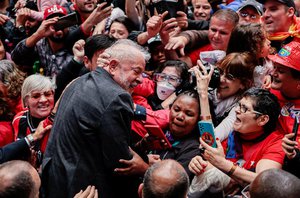 Lula cumprimenta apoiadores em Curitiba(Reprodução)