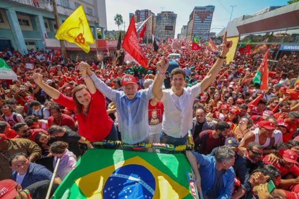 Vídeo: Lula arrasta multidão nas ruas de Recife um dia após fiasco de Bolsonaro