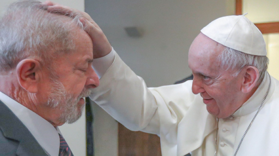 Lula recebe a benção do Papa Francisco