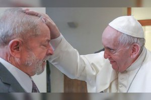 Lula recebe a benção do Papa Francisco(Ricardo Stuckert)