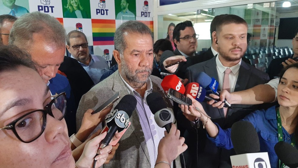 O presidente do PDT, Carlos Lupi, anuncia apoio do partido a Lula no segundo turno das eleições
