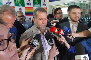 O presidente do PDT, Carlos Lupi, anuncia apoio do partido a Lula no segundo turno das eleições(Reprodução/g1)