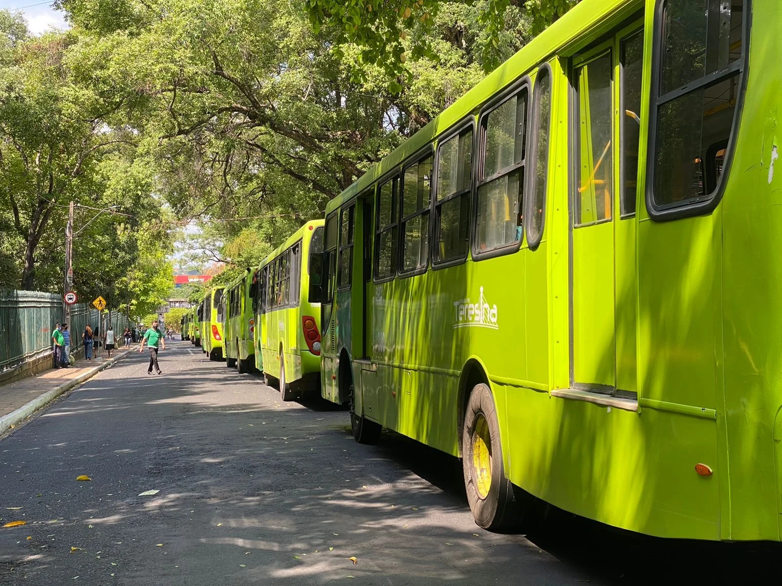 Motoristas e cobradores de ônibus paralisam atividades no Centro de Teresina