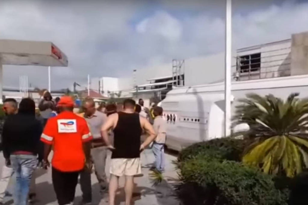 Pessoas assistem ao resgate de feridos em acidente com ônibus em Punta Cana