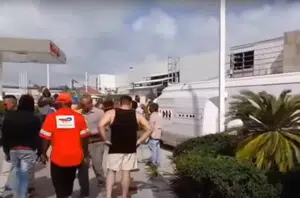 Pessoas assistem ao resgate de feridos em acidente com ônibus em Punta Cana(Reprodução/YouTube)