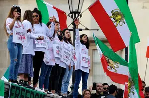 Protestos contra o governo do Irã tomam outras cidades no mundo, como Londres(Kevin Coombs/Reuters)