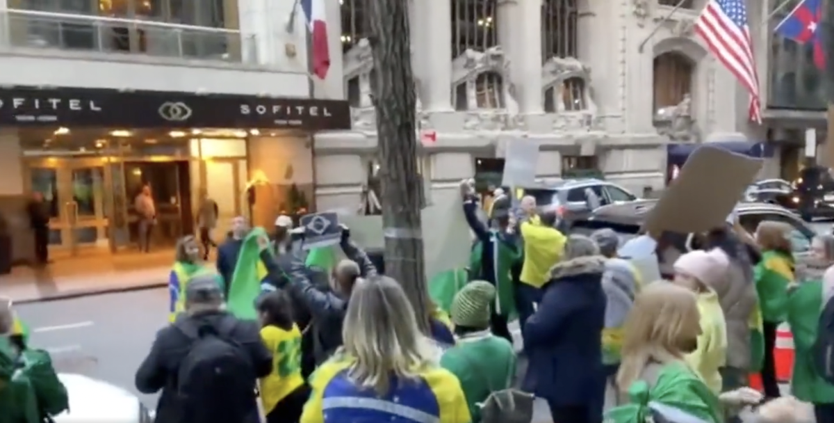 Bolsonaristas em frente a hotel em Nova York onde estão ministros do STF