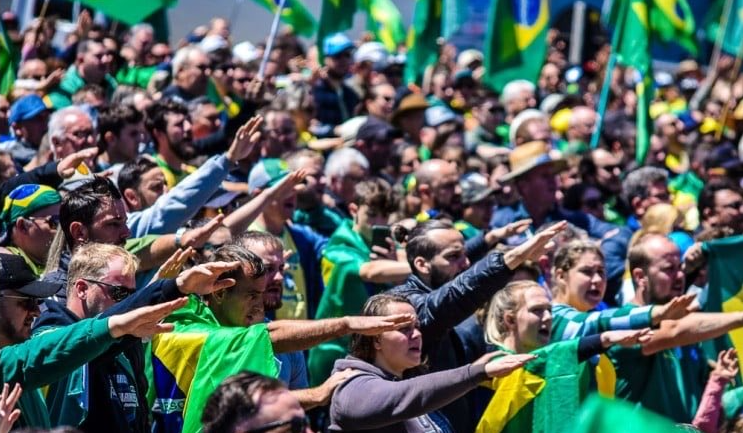 Vídeo: Bolsonaristas fazem saudação nazista durante execução do Hino Nacional