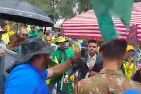 Vídeo: Equipe da Jovem Pan é hostilizada durante protesto golpista no QG do Exército