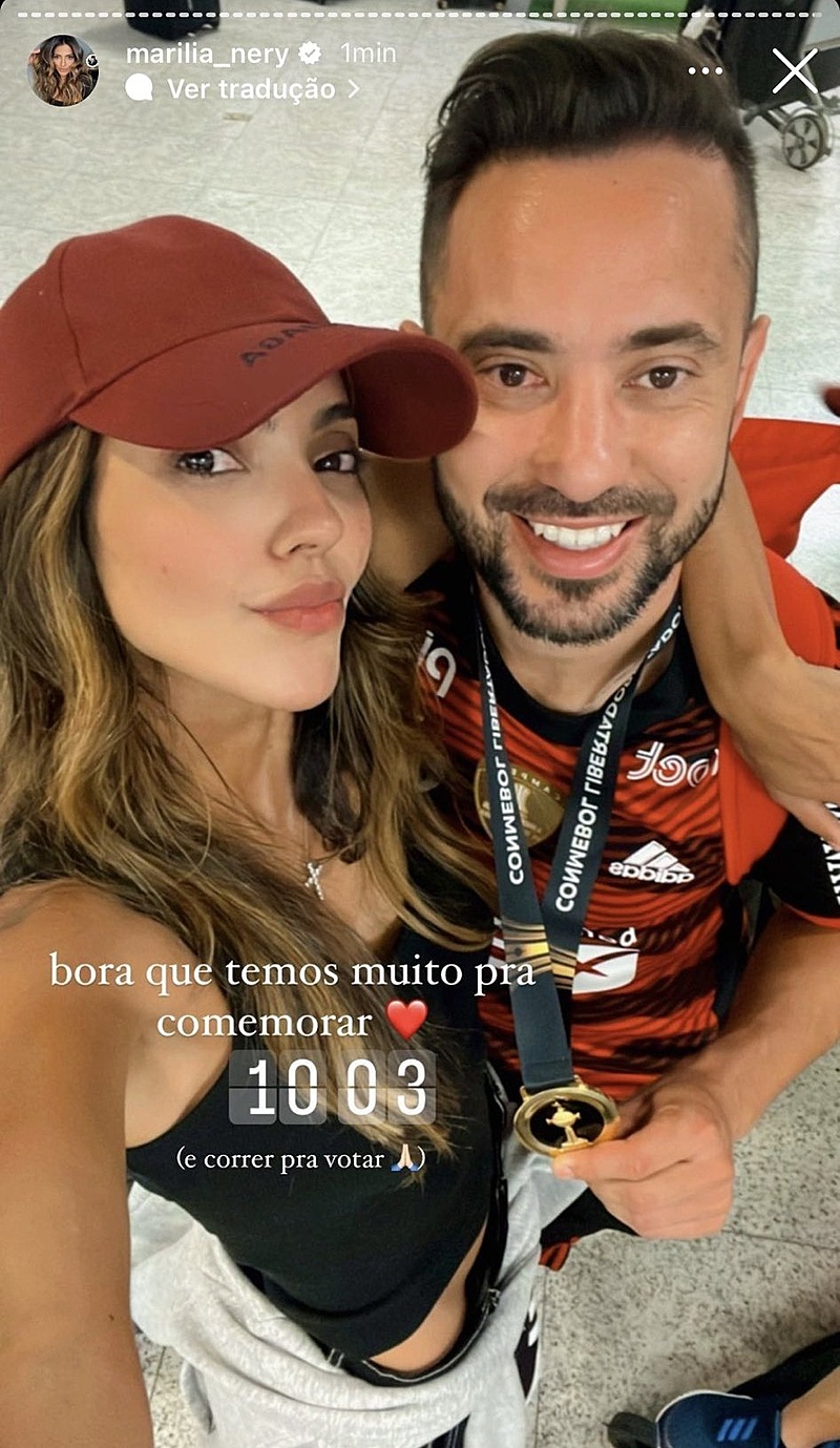 Esposa de Everton Ribeiro, Marília Nery posa com o jogador e diz que quer 'correr para votar'