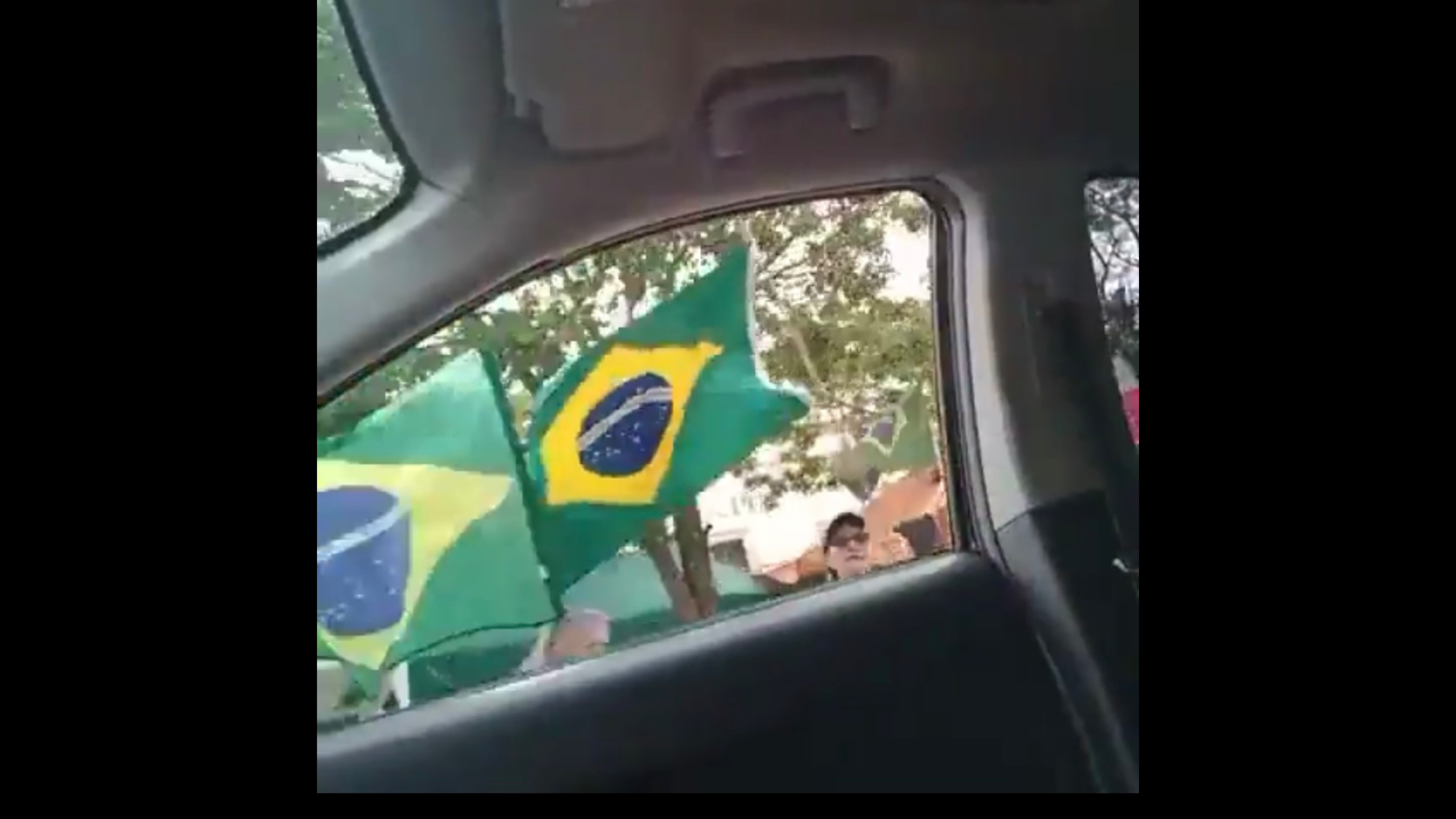 Vídeo- Homem distribui capim para bolsonaristas em rodovias: “Hora do lanche”