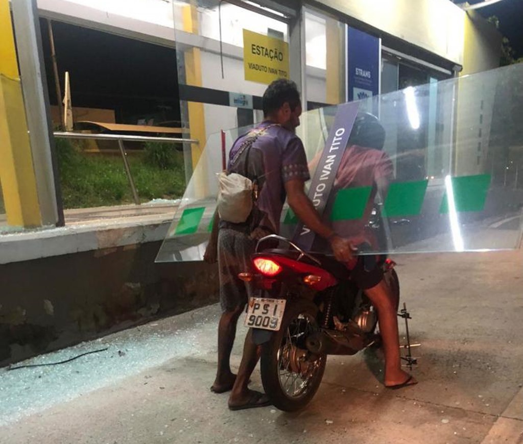 Homens roubando vidraça em estação de ônibus de Teresina