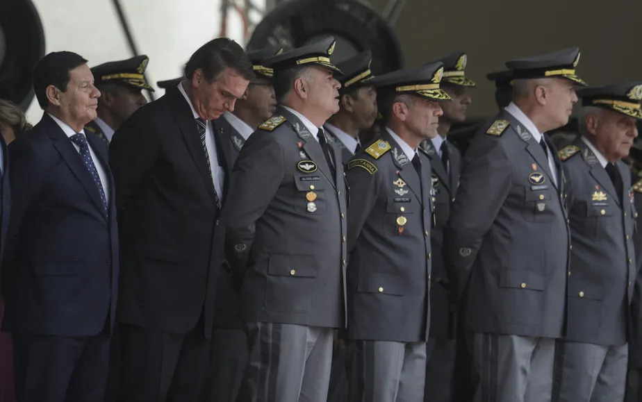 Bolsonaro fica em silêncio diante de militares no primeiro evento público após derrota