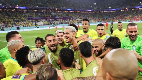 Jogadores da seleção brasileira comemoram a vitória sobre a Suíça e a vaga nas oitavas da Copa