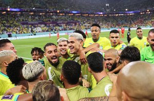 Jogadores da seleção brasileira comemoram a vitória sobre a Suíça e a vaga nas oitavas da Copa(Reprodução/EFE)