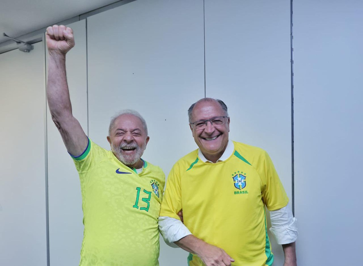 Lula e Alckmin no jogo desta segunda-feira (28)