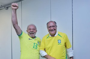 Lula e Alckmin no jogo desta segunda-feira (28)(Reprodução/Instagram)