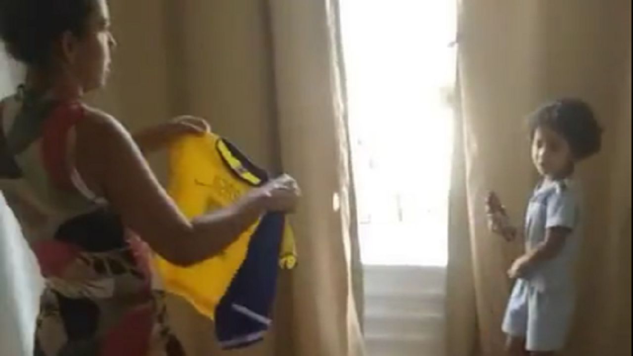 VÍDEO – Menino ganha camisa da seleção brasileira e foge: ‘É do Bolsonaro’