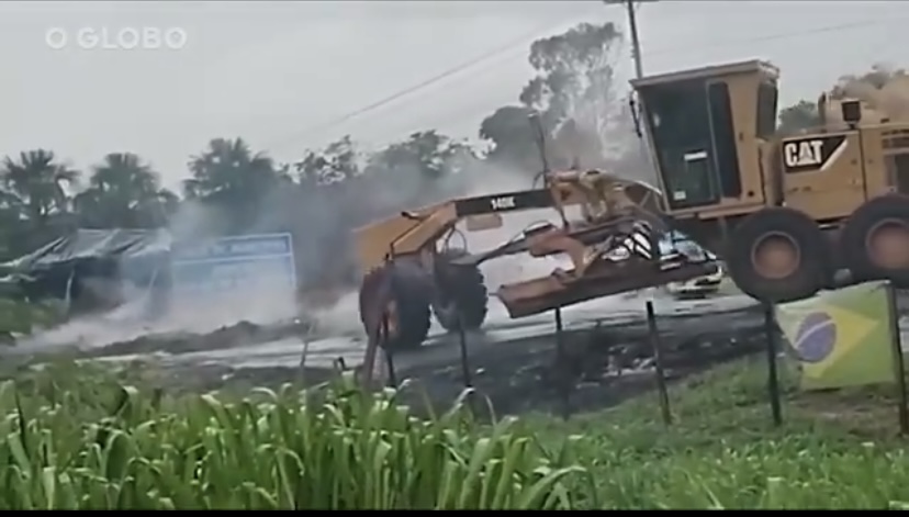 Vídeo: Polícia derruba bloqueios bolsonaristas com tratores e libera rodovias em MT