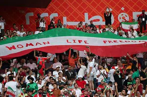 Presente em peso nas arquibancadas do Estádio Internacional Khalifa, a torcida iraniana se manifesta pela liberdade feminina(Reprodução/Fadel Senna / AFP)