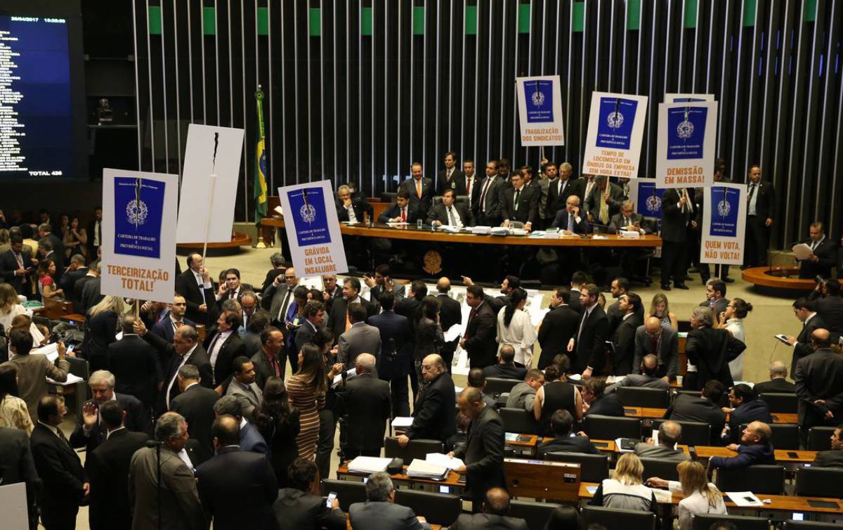 Reforma foi aprovada na Câmara, em 2017, em meio a protestos dos parlamentares que defendem os direitos dos trabalhadores
