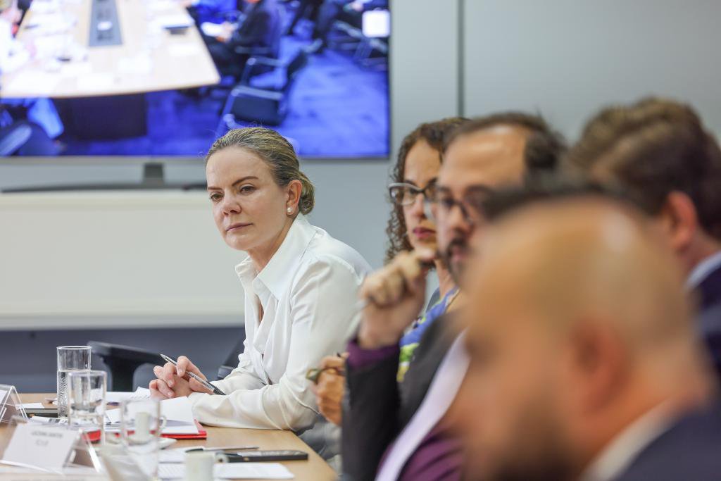 Reunião da presidente do PT, Gleisi Hoffmann, com lideranças de partidos aliadosMagno Romero O presidente eleito Lula cumprimenta aliado, segurando sua mão, no palco do CCBB, sede do governo de transição - Metrópoles O presidente eleito Luiz Inácio Lula da Silva (PT)Rafaela Felicciano/Metrópoles Publicidade do parceiro Metrópoles 2 O presidente eleito Lula olha para o público ao desembarcar no CCB