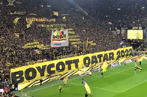 Torcedores do Borussia Dortmund levaram uma enorme faixa dizendo “boicotem o Catar”.(Reprodução)