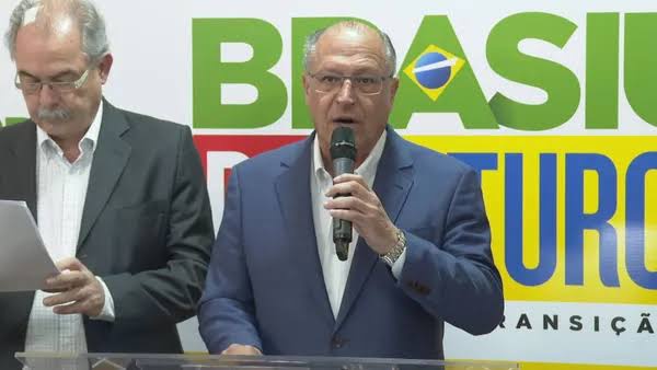 Alckmin entrega relatório de transição e detona governo Bolsonaro: “Andou para trás”