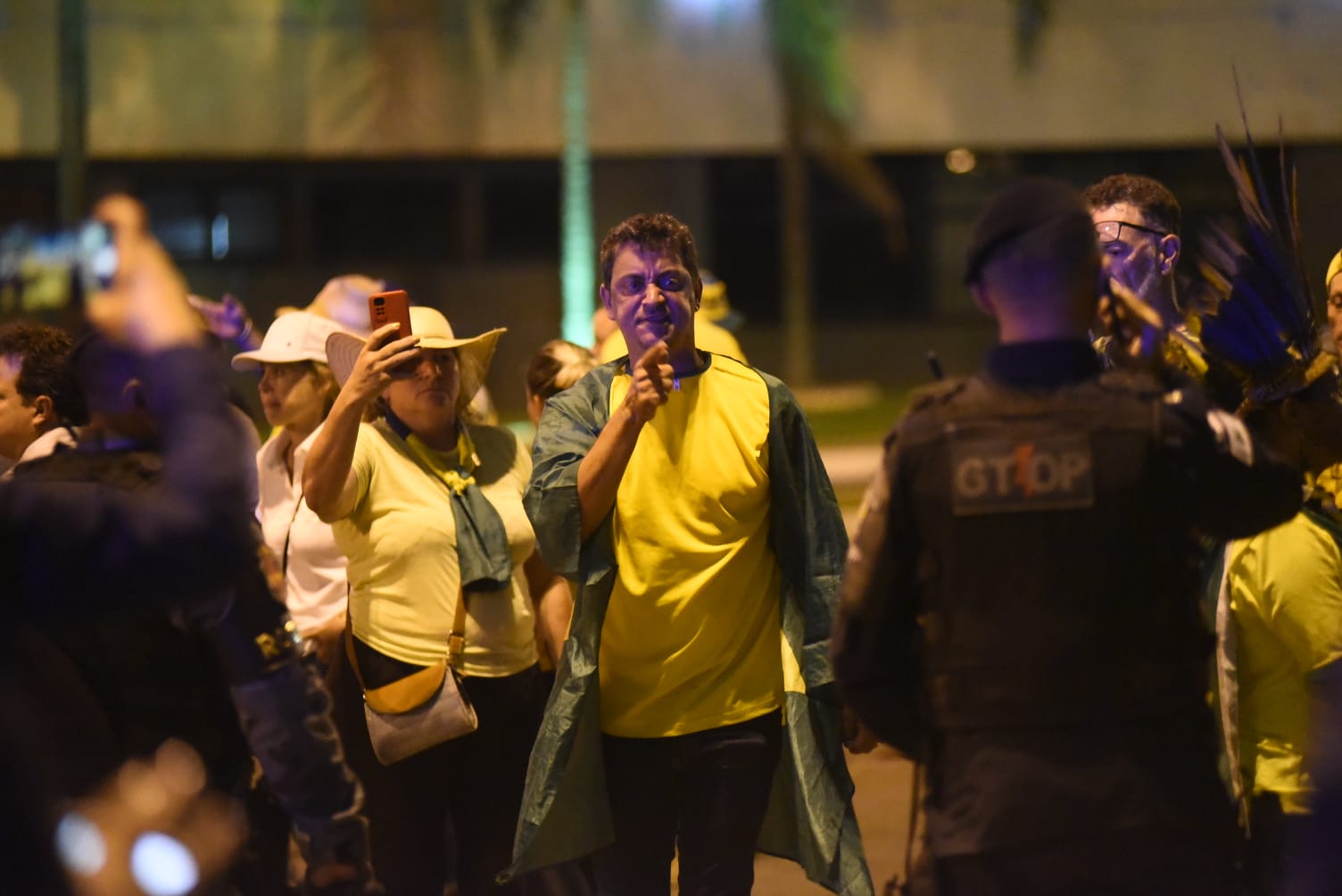 Bolsonaristas quebram carros e tentam invadir sede da PF