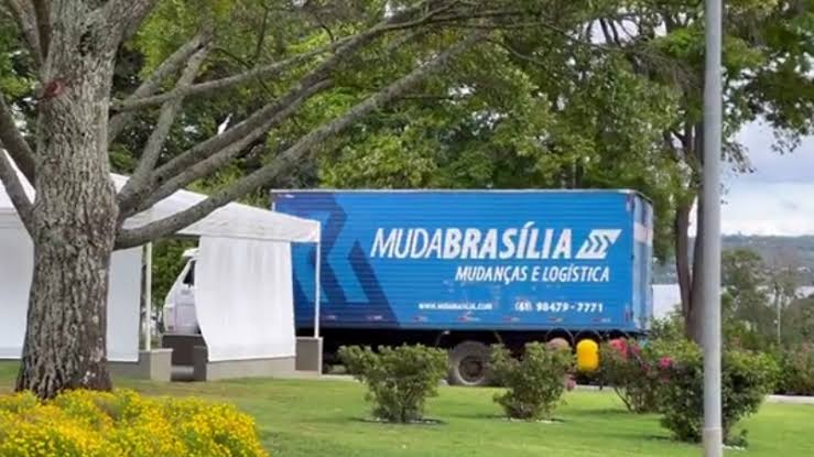 Vídeo- 'Tá na hora de Jair já ir embora': caminhão de mudança é flagrado no Palácio da Alvorada
