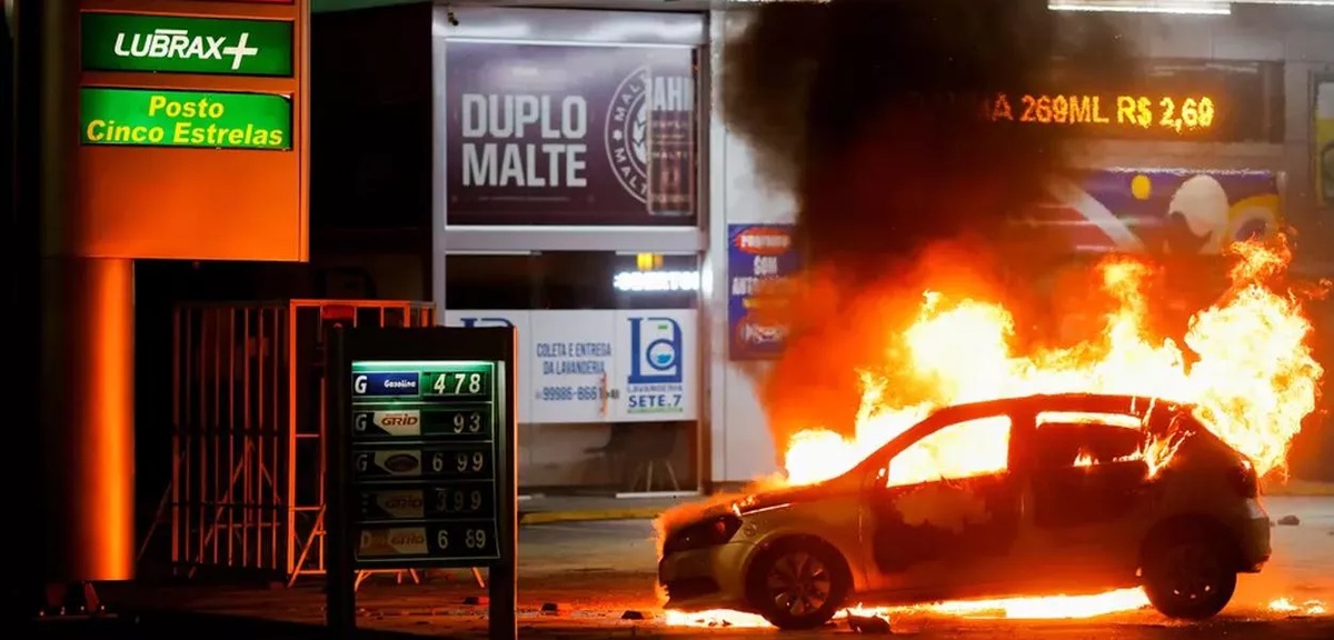 Carro é incendiado em frente a posto de gasolina em Brasília