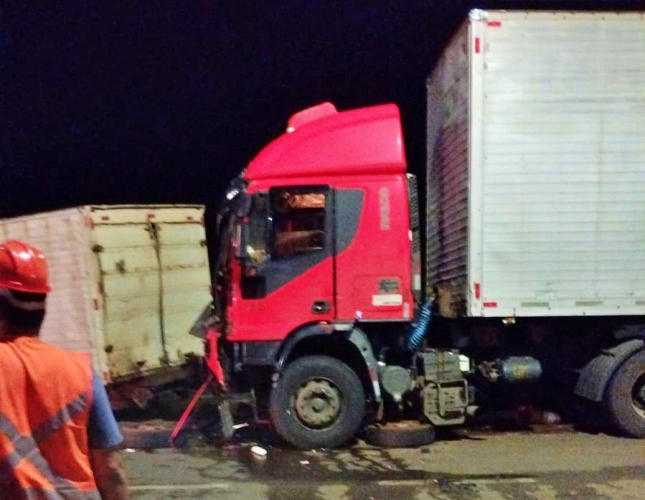 Campo Maior: caminhão colide em outro estacionado e mata mecânico que fazia reparos